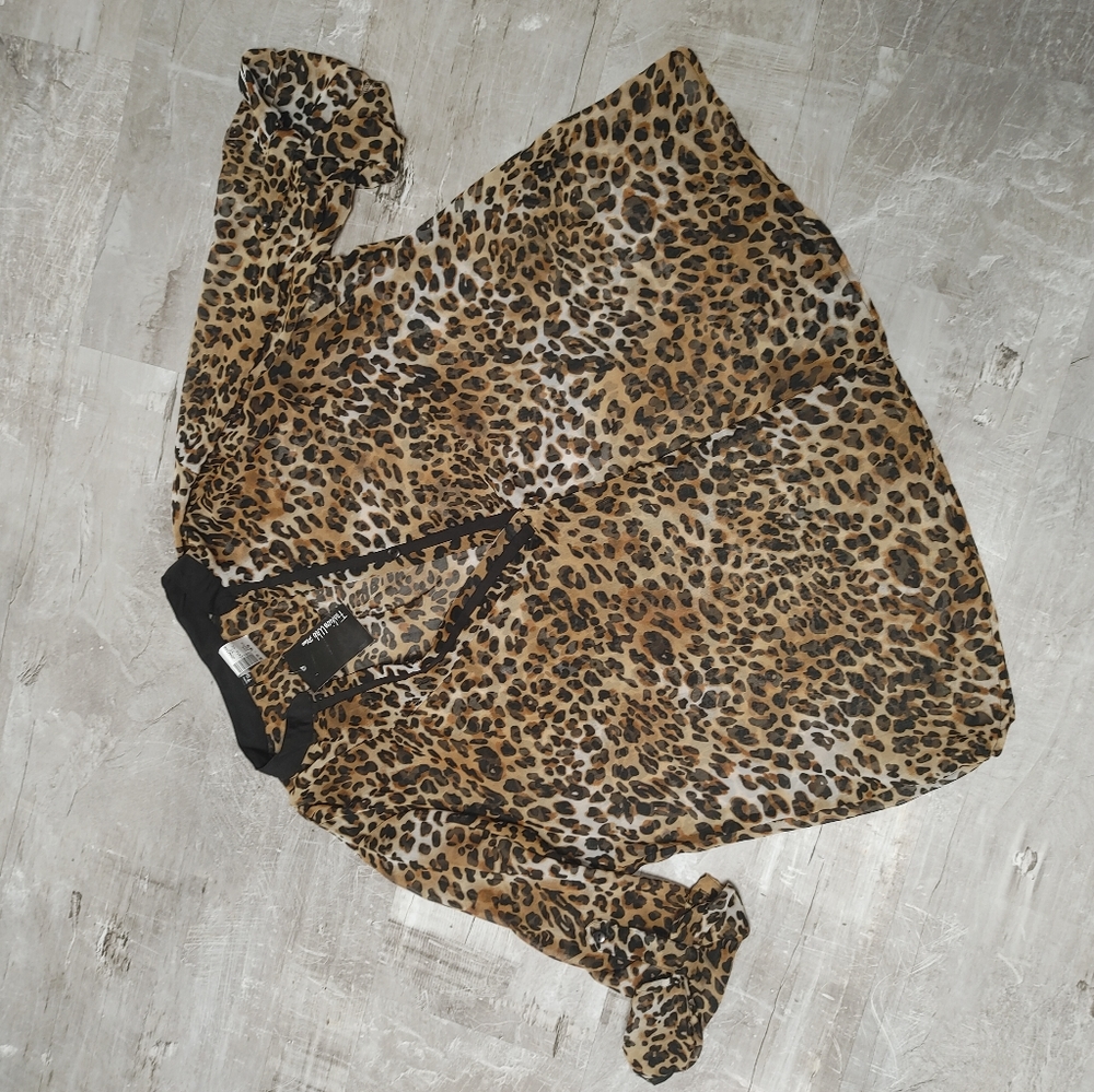 Sheer leopard print split cleavage top with one button.